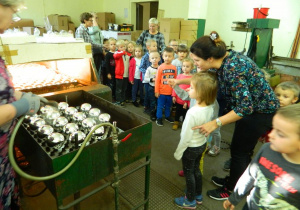 Dzieci obserwują proces barwienia bombek