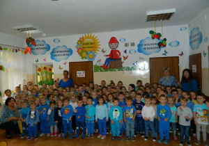 Zdjęcie wszystkich grup przedszkola na tle Krasnala Hałabały i napisów o prawach dzieci