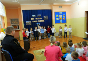 Dzieci z grupy Wiewiórek śpiewaja piosenkę.