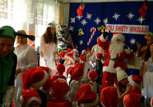 Mikołaj tańczy z dziećmi.