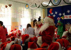 Mikołaj tańczy wśród dzieci.