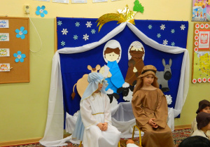 Józef i Maryja siedza na tle dekoracji