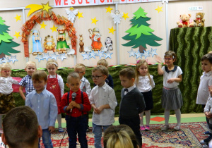 Czterech chłopców z grupy Misiów recytuje świąteczny wiersz.