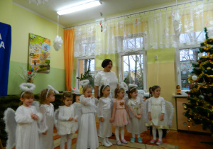 Aniołki z grupy Krasanli śpiewają kolędę.