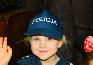 Uśmiechnięta Lena w przebraniu policjantki