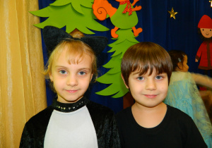 Dzieci z grupy Biedronek na tle dekoracji