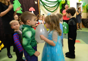 Natalia i Szymon tańczą probując utrzymać balon brzuchem