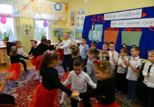 Dzieci tańczą w nałych kółeczkach.