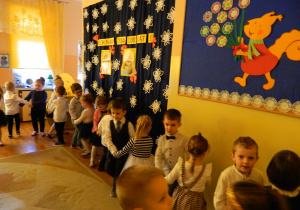 Dzieci tańczą parach.