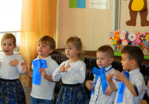 Dzieci śpiewają dla dziadków.