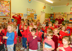 Dzieci pokazują serduszko z rączek w trakcie zabawy.