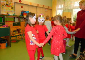 Taniec dziewczynek w maskach jednorożców.