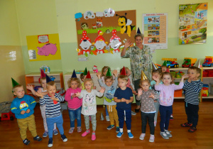Dzieci z grupy Krasnali z okazji Dnia Przedszkolaka założyły kolorowe czapeczki
