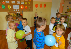 Dzieci z grupy Wiewiórek tańczą w parach z balonami