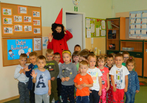 Pani Natalia przebrana za krasnala Hałabałę wraz z dziecmi bawi się z okazji Dnia Przedszkolaka
