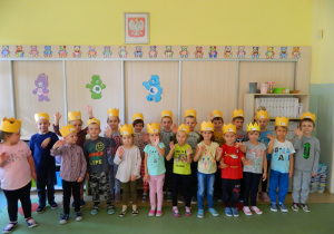 Grupa Misiów w własnoręcznie wykonanych koronach świętuje Dzień Przedszkolaka