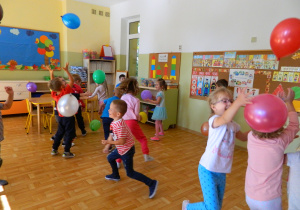 Dzieci z grupy Jeżyków świętują Dzień Przedszkolaka z balonami