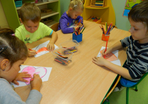 Dzieci z grupy Misiów kolorują serca