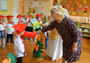 Dyrektor Urszula Wilk uroczyście pasuje dzieci na przedszkolaki