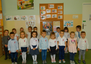 Dzieci z grupy Biedronek stoją na tle dekoracji