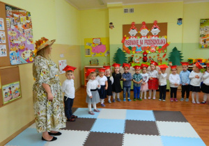 Pani Małgosia wraz z dziećmi śpiewają piosenkę