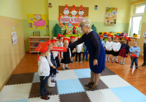 Dyrektor przedszkola uroczyście pasuje maluchy na przedszkolaki