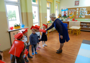 Dyrektor przedszkola czerwonym ołówkiem psuje maluchy