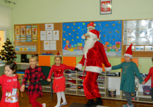 Mikołaj tańczy z dziećmi w kole