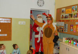 Renifer z Mikołajem wchodzą do sali Grupy Jeżyków