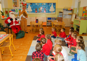 Mikołaj rozmawia z dziećmi z grupy Jeżyków
