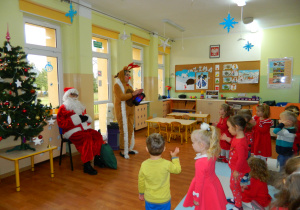 Dzieci śpiewają dla Mikołaja