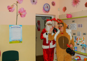 Mikołaj z reniferem wchodzą do sali w rytm muzyki