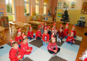 Dzieci z grupy Wiewiórek śpiewają piosenkę dla Mikołaja
