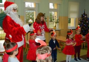 Mikołaj tańczy z dziećmi i panią Natalią