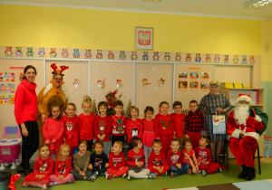 Zdjęcie grupowe Misiów z Mikołajem