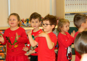 Chłopcy i dziewczynki tańczą w rytm muzyki