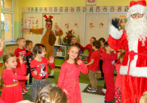 Dzieci z grupy Misiów tańczą z Mikołajem i reniferem