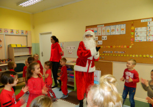 Dzieci tańczą z Mikołajem i panią Izą
