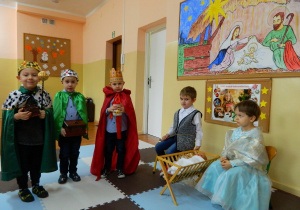 Chłopcy w przebraniach króli przynieśli dary dla dzieciątka