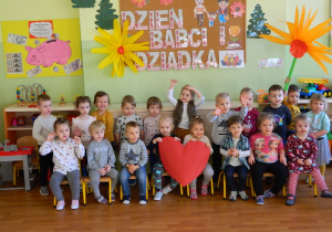 Zdjęcie dzieci z grupy Krasnali trzymają duże czerwone serce