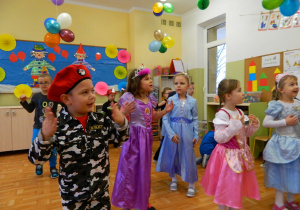 Dzieci z grupy Jeżyków tańczą do muzyki