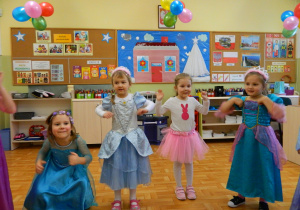 Dziewczynki z Jeżyków tańcza utwór Kaczuszki