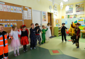 Dzieci z grupy Misiów tańczą w półkolu w swojej sali