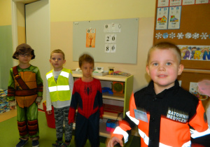 Chłopcy z grupy trzeciej w przebraniach ratownika medycznego, spidermena,drogowca i żółwia