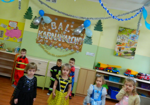 Dziecin z grupy Kranali tańczą w rytm muzyki