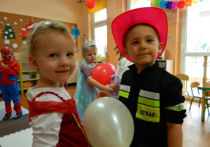 Dzieci tańcza w parze z balonem
