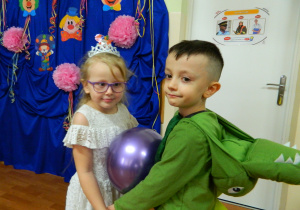Zuzia i Wojtek tańcza z fioletowym balonem