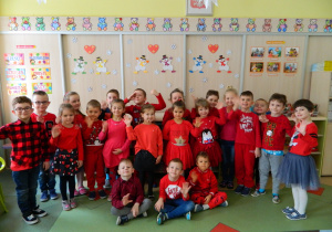 Zdjęcie grupowe Misiów w czerwonych bluzkach