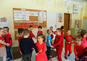 Dzieci z grupy Misiów tańczą w parach
