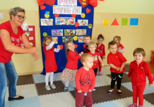 Dzieci z grupy Krasnali tańczą z panią Lucynką